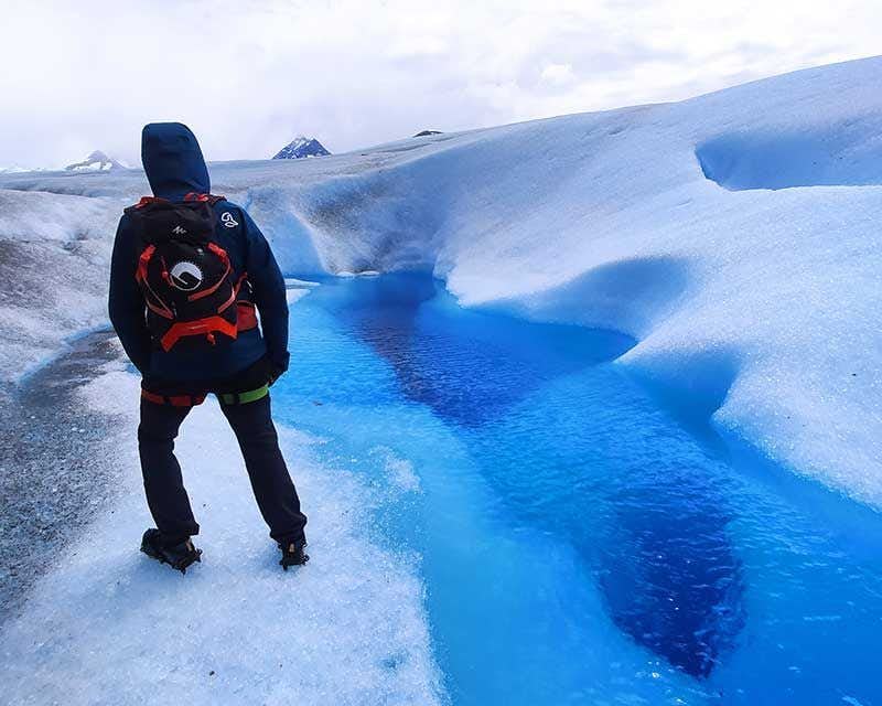Howlanders Junge auf dem großen Eis des Perito Moreno