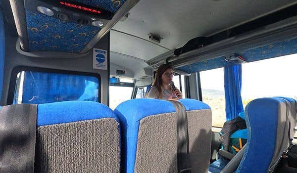 Reiseführer erklärt im Bus