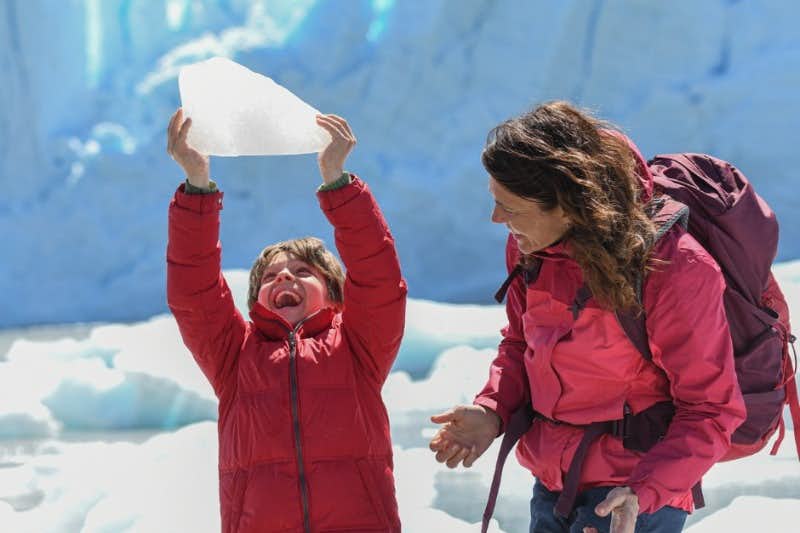Kind spielt Eis am Perito Moreno