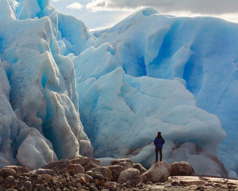Junge beim Beobachten des Perito-Moreno-Gletschers