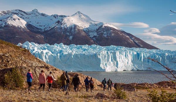 Wandergruppe mit dem Perito Moreno vor sich