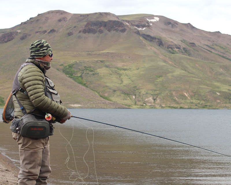 Person beim Fliegenfischen im Fluss in Patagonien
