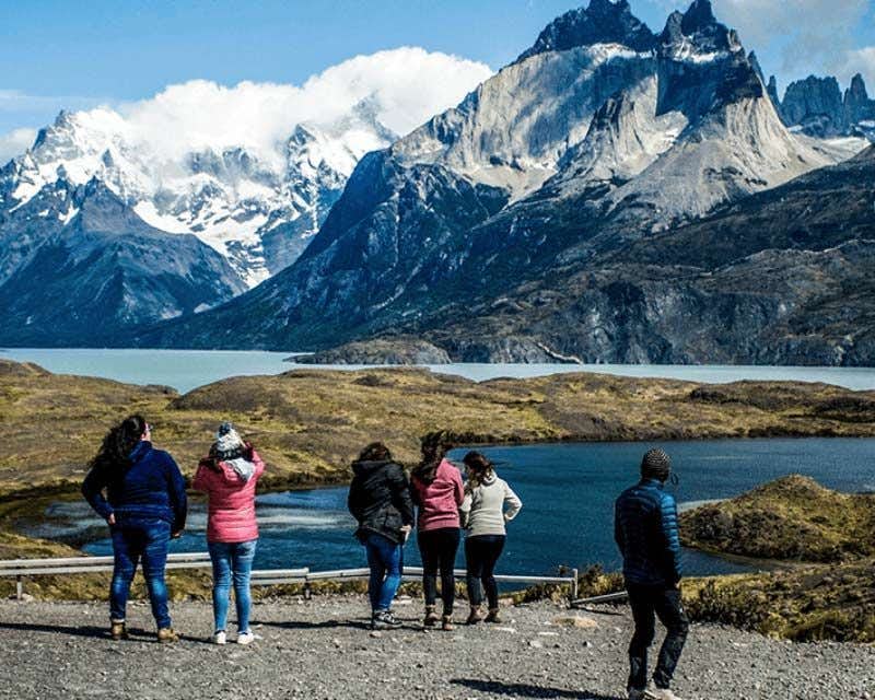 Reisende an einem Aussichtspunkt in Torres del Paine