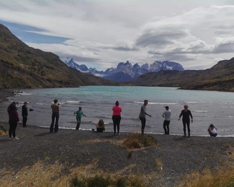 Reisende an einem Strand des Torres del Paine Sees