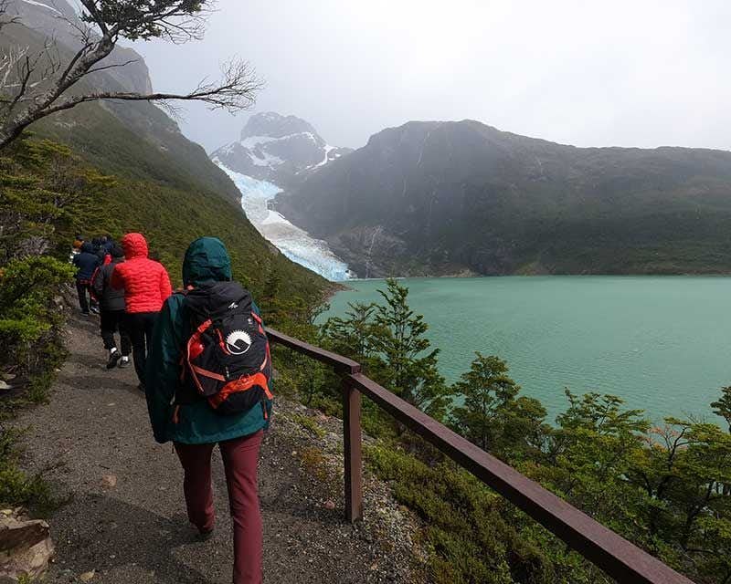 howlanders girl beim Spaziergang auf dem Pfad mit Blick auf den Serrano-Gletscher