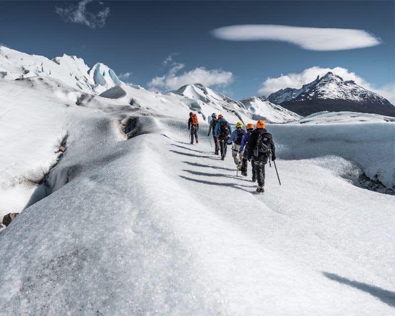Menschen wandern auf dem Grauen Gletscher