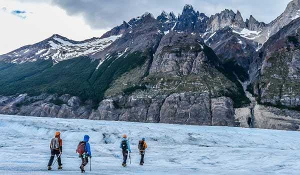 Menschen wandern auf dem Eis des grauen Gletschers