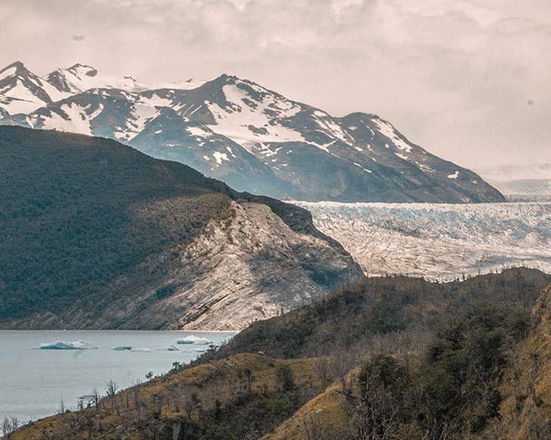 Landschaft aus Gletschergrau und grauem See