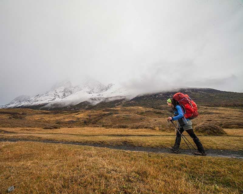 Mädchen wandert allein in Torres del Paine