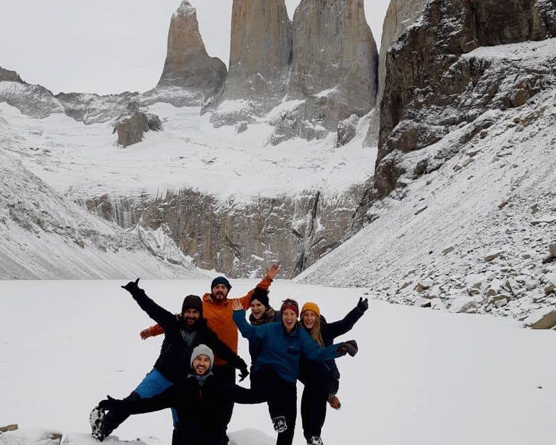 Wanderer am Aussichtspunkt Base Torres im Winter