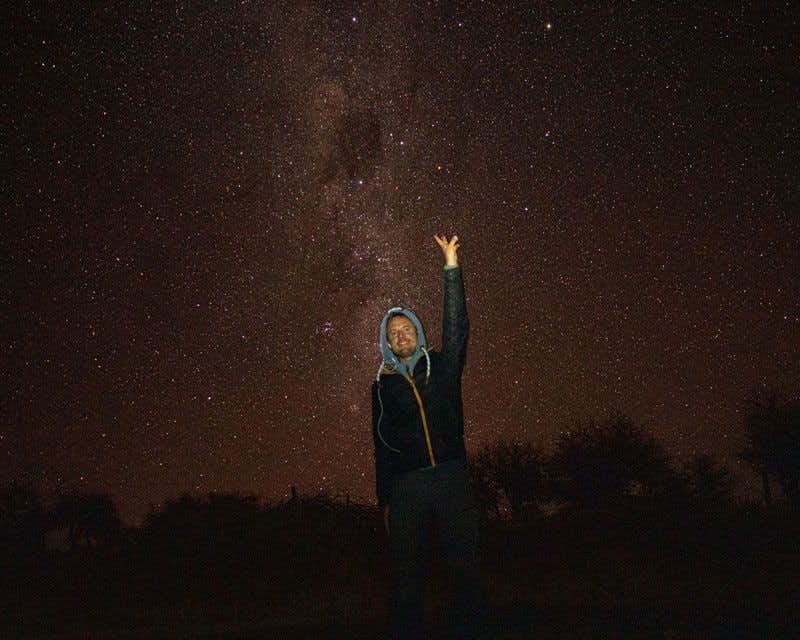 Junge posiert mit der Milchstraße 