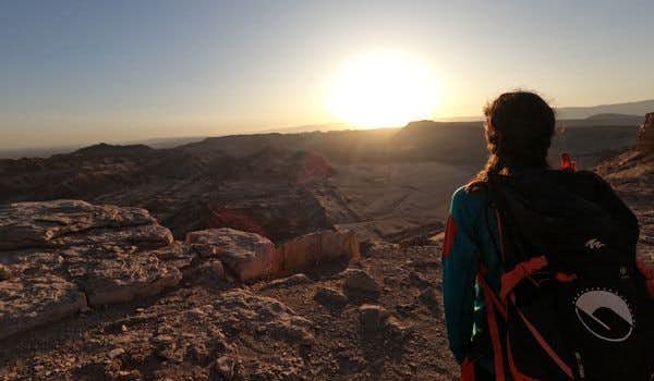 Howlanders Mädchen beobachtet den Sonnenuntergang vom ckari Aussichtspunkt