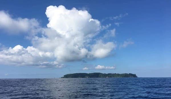 Blick auf die Insel Cano vom Boot aus