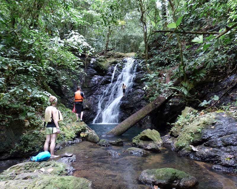 Reisende im Wasserfall von Rio Claro