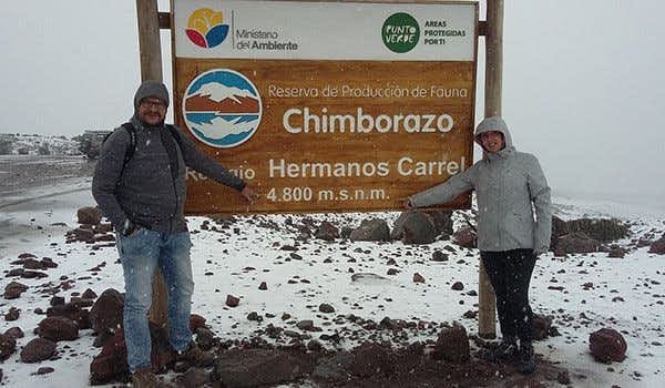 Menschen am Informationsschild des Chimborazo