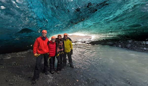 gruppe im inneren des vatnajökull gletschers blaue eishöhle tour