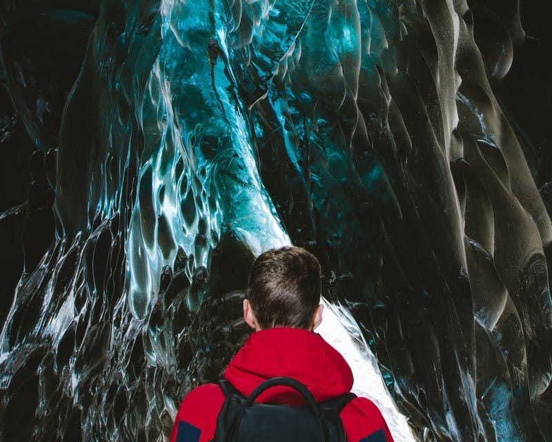 Junge in der saphirblauen Eishöhle