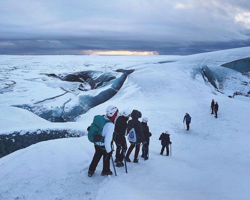Reisende, die im Vatnajökull wandern
