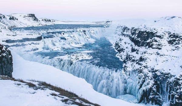 Gullfoss-Wasserfall mit gefrorener Landschaft