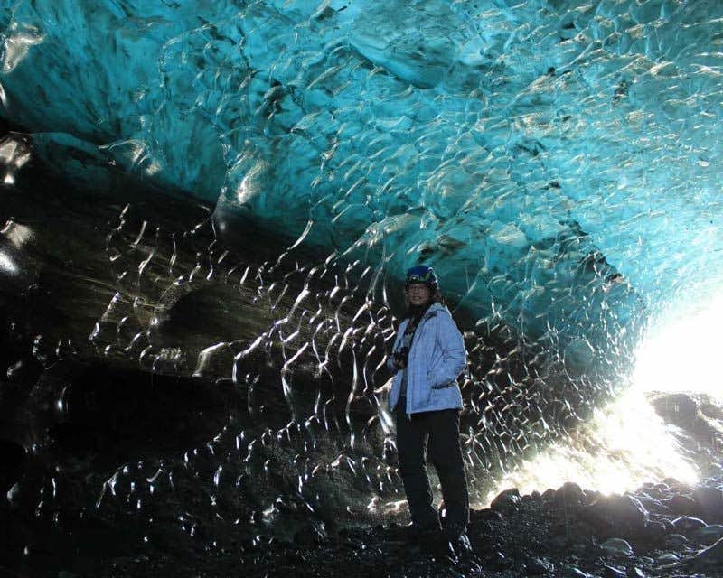das Innere der blauen Eishöhle im Vatnajökull