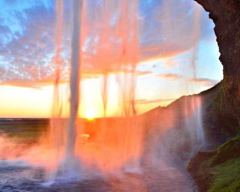 Blick auf den Sonnenuntergang hinter dem Wasserfall Selajalandsfoss