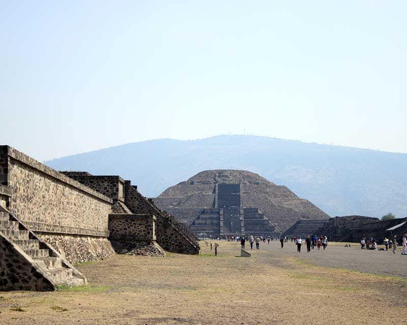 Besichtigung der Pyramiden von Teotihuacan am frühen Morgen