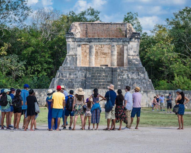 touristen vor einer pyramide in chichen itza