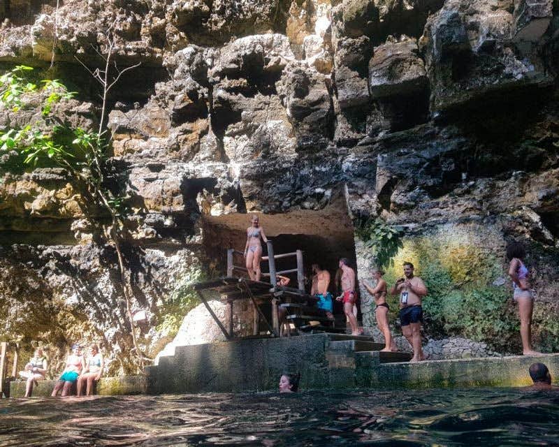 Chichen Itza heilige Cenote Touristen beim Baden
