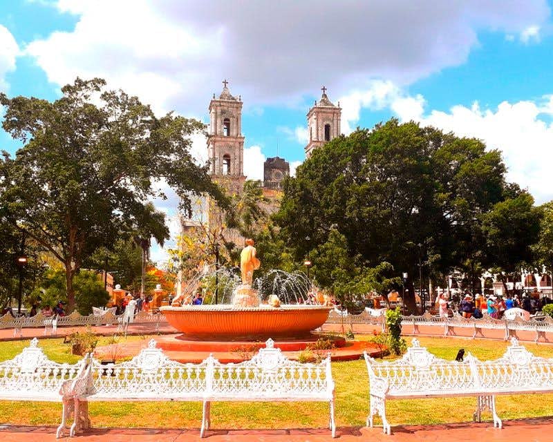plaza mit brunnen in valladolid mexiko