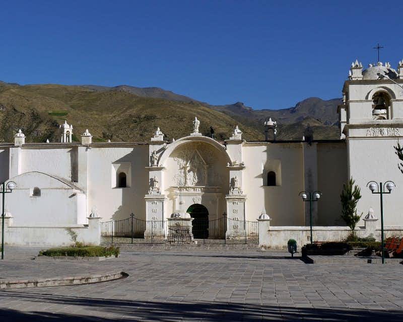 Weiße Kirche im Dorf Yanque