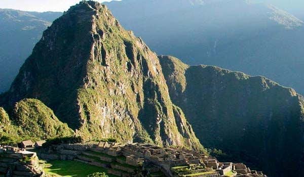 Blick auf die Zitadelle von Machu Picchu während der Machu Picchu Ganztagestour