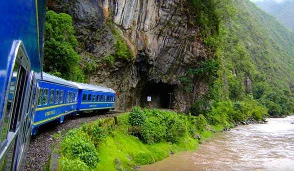 Perurail-Zug in blauer Farbe von Ollantaytambo nach Aguas Calientes