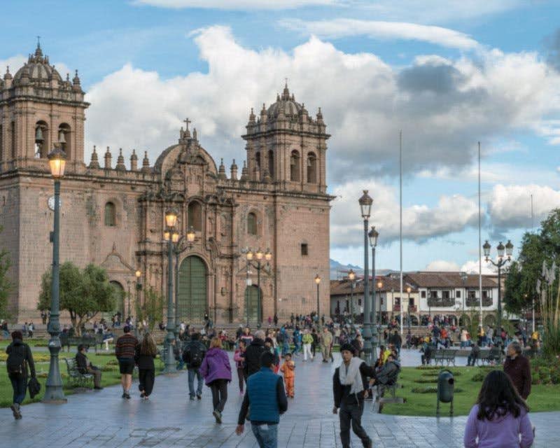 Menschen spazieren durch das Stadtzentrum von Cusco