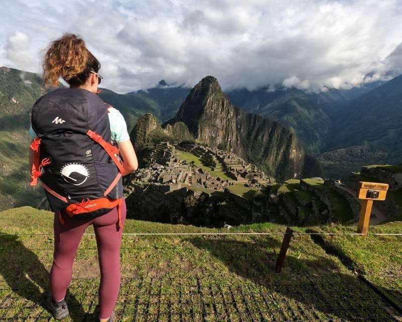 Brüllaffen Mädchen in Machu Picchu