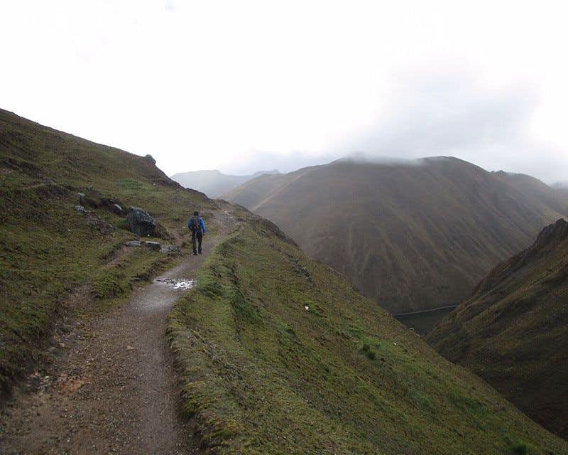 Wanderer auf dem Rücken auf einem Wanderweg in den Anden