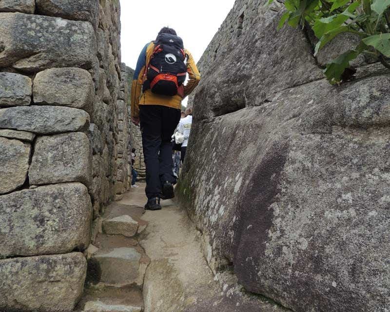 Howlanders Junge in einem Korridor von Machu Picchu