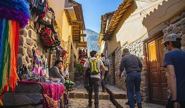 Touristen, die am Tag vor der Tour durch die Straßen von Cusco schlendern