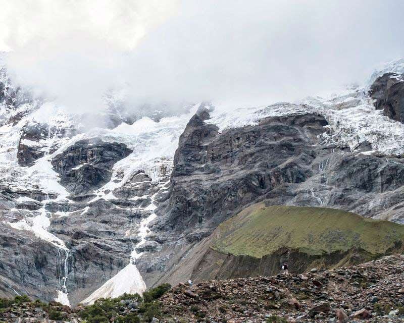 Person, die auf einem verschneiten Berg in der Salkantay-Trekking-Prämie wandert