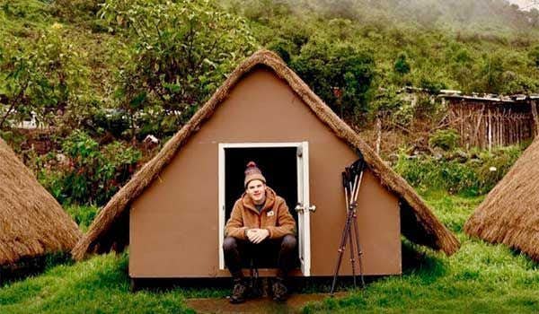 Junge in einer Hütte im Andenlager von Chaullay