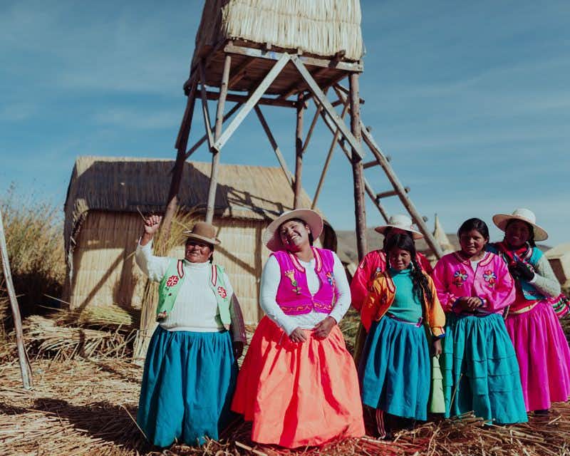 Mädchen in regionaler Kleidung titicacasee uros inseln
