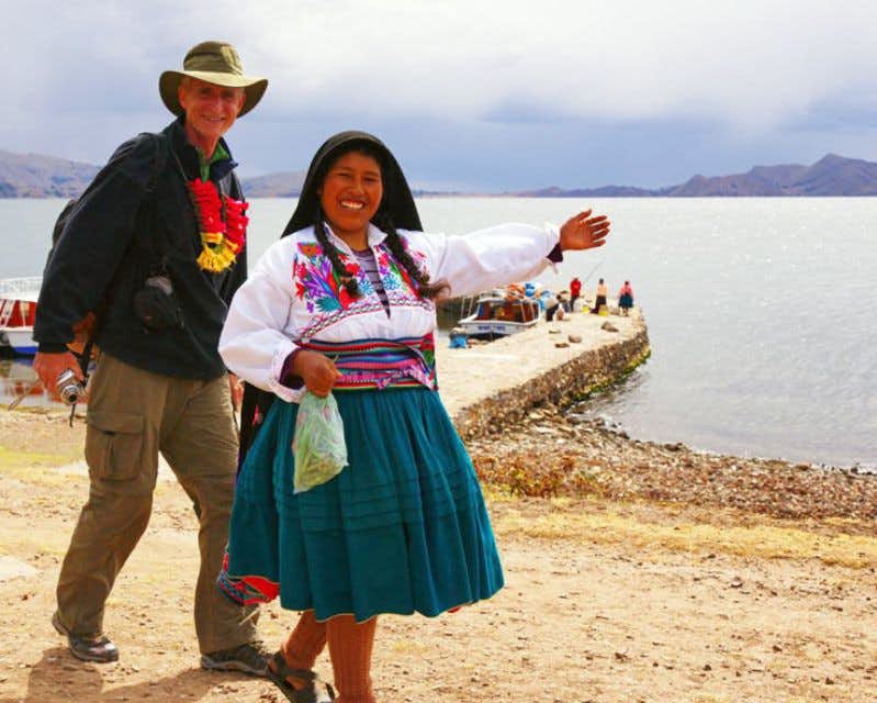 Einheimische Frau mit Tourist titicacasee uros inseln