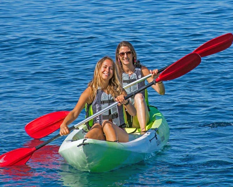 zwei Mädchen in einem Kajak auf dem Meer