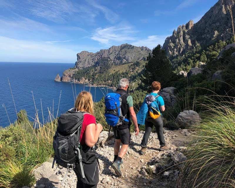 Wanderer auf dem Trockensteinpfad auf Mallorca