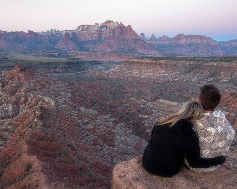 Paar genießt die Aussicht im Zion-Nationalpark