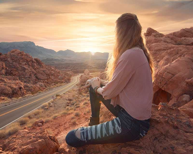 Mädchen, das Foto vor Valley of Fire Sonnenuntergang aufwirft