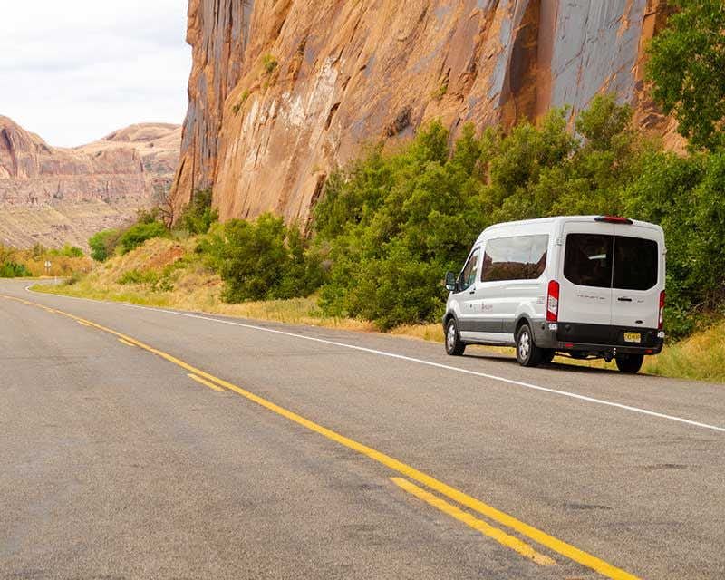 Road Trip zum Yellowstone mit einem privaten weißen Minibus