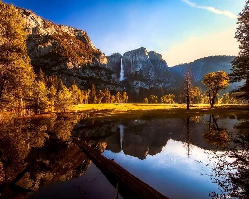 Blick auf einen Yosemite-See bei Sonnenuntergang