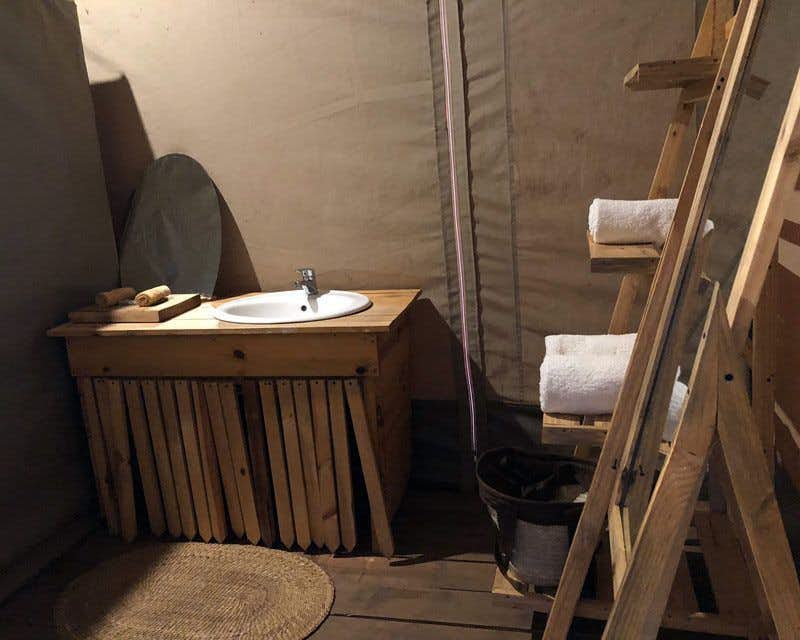 bathroom serengeti lodge