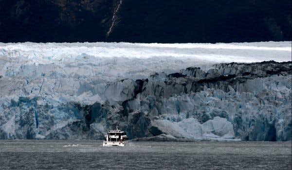 boat sailing in front of spegazzini glacier