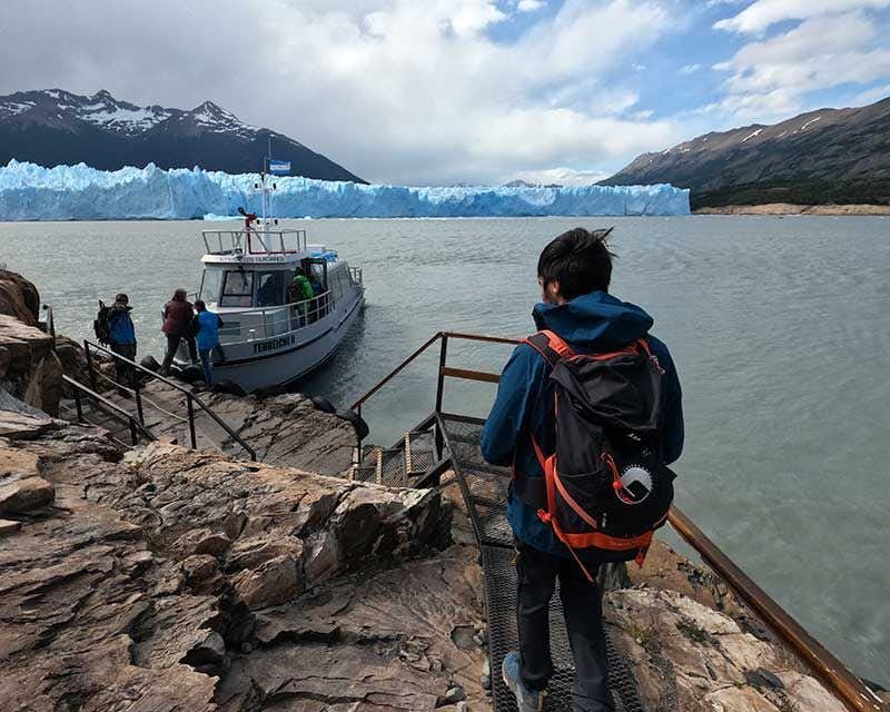 howlanders boy observing the perito moreno glacier